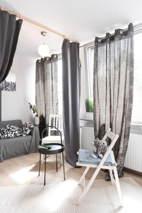 - Cozy Apartment In The Heart Of Duisburg With New York Design & Betten & Sofa - 5 Mins Central Station Hbf - Big Tv & Wifi -- Exterior foto