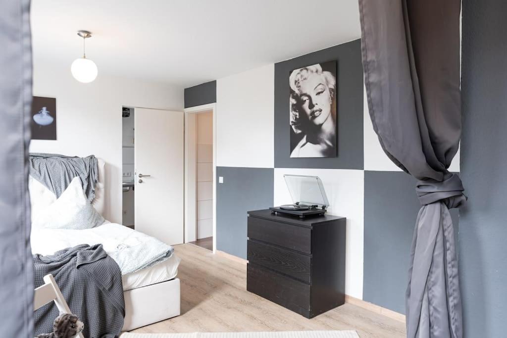 - Cozy Apartment In The Heart Of Duisburg With New York Design & Betten & Sofa - 5 Mins Central Station Hbf - Big Tv & Wifi -- Exterior foto