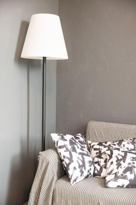 - Cozy Apartment In The Heart Of Duisburg With New York Design & Betten & Sofa - 5 Mins Central Station Hbf - Big Tv & Wifi -- Exterior foto