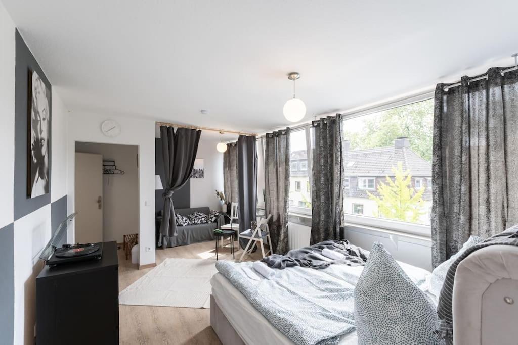 - Cozy Apartment In The Heart Of Duisburg With New York Design & Betten & Sofa - 5 Mins Central Station Hbf - Big Tv & Wifi -- Exterior foto
